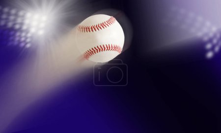 Téléchargez les photos : Balle de baseball dans l'air sur bleu - en image libre de droit