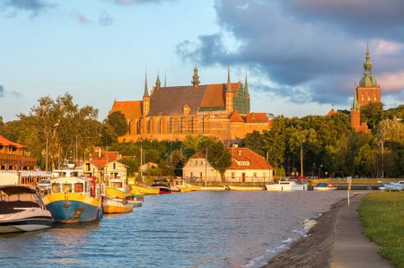 Foto de "Basílica de Frombork vista desde el puerto deportivo
" - Imagen libre de derechos