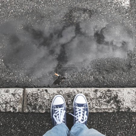 Téléchargez les photos : "Pieds en baskets chaussures sur le trottoir" - en image libre de droit