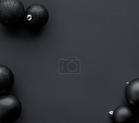 Téléchargez les photos : Boules de Noël sur fond plat noir, fond de carte de vacances d'hiver de luxe - en image libre de droit