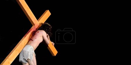 Téléchargez les photos : Jésus portant la Croix dans les ténèbres. - en image libre de droit