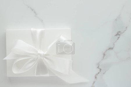 Foto de Primer plano de la caja de regalo decorada para el fondo festivo - Imagen libre de derechos