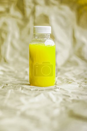Foto de "Zumo fresco de limón o lima en botellas y envases de plástico reciclables respetuosos del medio ambiente, bebidas saludables y productos alimenticios" - Imagen libre de derechos