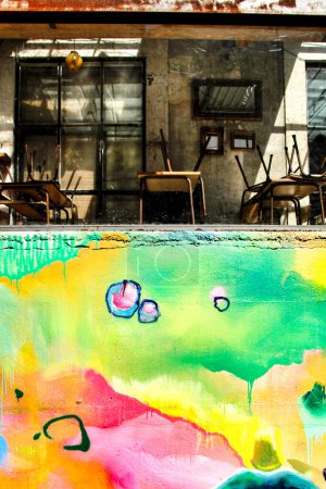 Foto de "Restaurante cerrado con colorida pared pintada" - Imagen libre de derechos