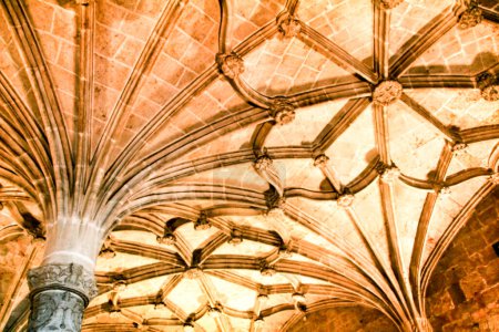 Foto de "Arches and monumental columns of Santa Maria de Belem church" - Imagen libre de derechos