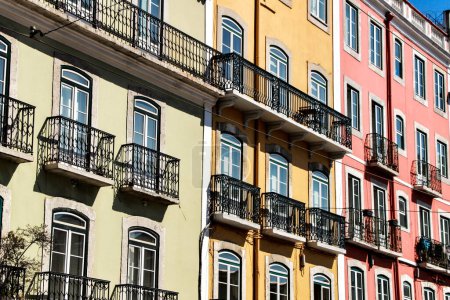 Téléchargez les photos : Vieilles façades carrelées colorées et majestueuses à Lisbonne - en image libre de droit