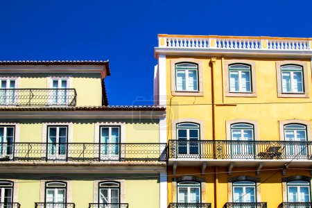 Téléchargez les photos : "Vieilles façades carrelées colorées et majestueuses à Lisbonne" - en image libre de droit