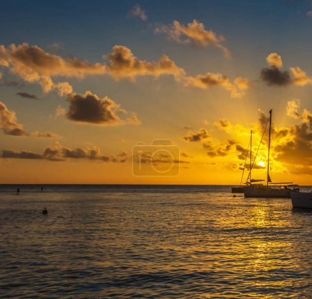 Téléchargez les photos : Vue sur la mer au coucher du soleil, Saint-Vincent-et-les Grenadines images - en image libre de droit