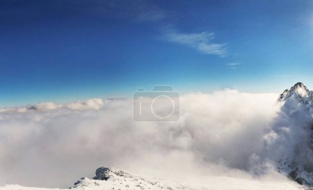 Téléchargez les photos : Paysage de montagnes enneigées - en image libre de droit