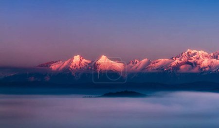 Téléchargez les photos : Vue sur la montagne au coucher du soleil - en image libre de droit