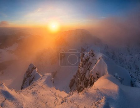 Téléchargez les photos : Vue sur la montagne au coucher du soleil - en image libre de droit