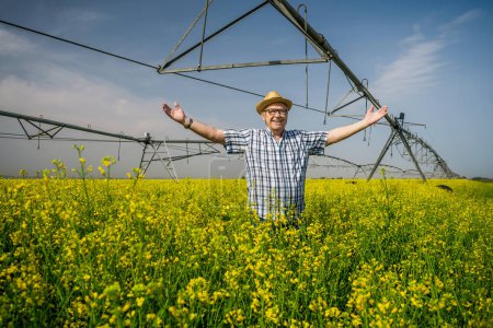Téléchargez les photos : Agriculteur dans la vue sur le terrain - en image libre de droit