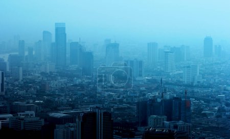 Téléchargez les photos : La ville dans le brouillard - en image libre de droit