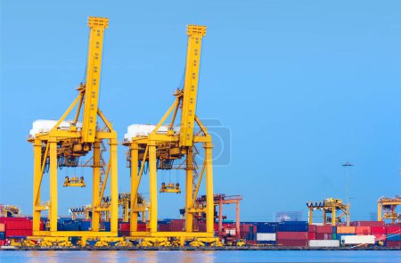 Téléchargez les photos : Port avec grandes grues industrielles - en image libre de droit