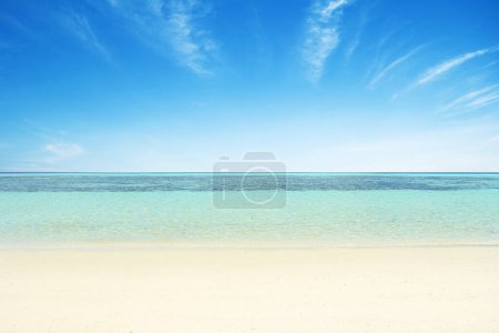 Téléchargez les photos : Plage de sable côte et ciel bleu - en image libre de droit