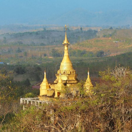 Téléchargez les photos : Belle pagode dorée sur la montagne - en image libre de droit