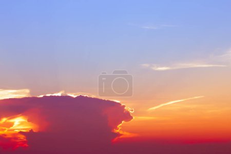 Téléchargez les photos : Coucher de soleil sur ciel nuageux - en image libre de droit