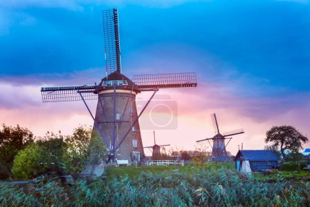 Téléchargez les photos : Moulins à vent à Kinderdijk, vue panoramique - en image libre de droit