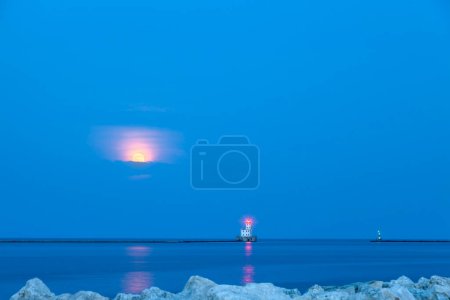 Téléchargez les photos : "Phare brise-lames de Milwaukee et pleine lune" - en image libre de droit