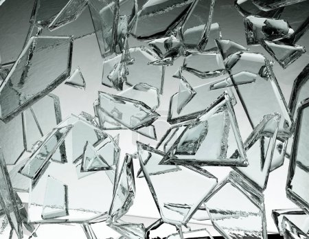 Foto de Trozos de vidrio rotos o agrietados sobre gris - Imagen libre de derechos