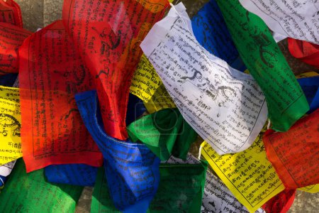 Téléchargez les photos : "Drapeaux de prière bouddhistes colorés avec mantras imprimés
" - en image libre de droit