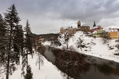Téléchargez les photos : Panorama de Loket en hiver - en image libre de droit