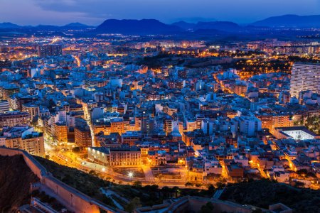 Téléchargez les photos : Panorama d'Alicante la nuit - en image libre de droit