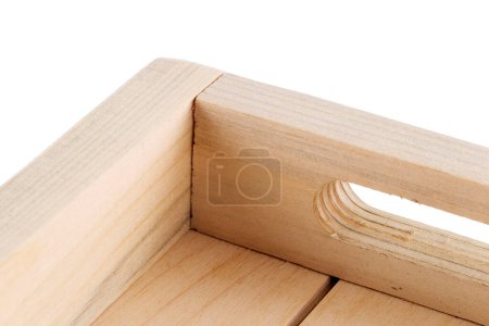 Téléchargez les photos : Fragment d'une boîte en bois sur fond blanc close-up - en image libre de droit