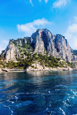 Foto de Isla de Capri sobre cielo azul - Imagen libre de derechos