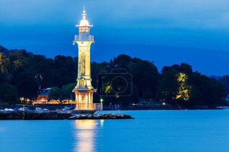 Téléchargez les photos : Phare de Genève la nuit - en image libre de droit