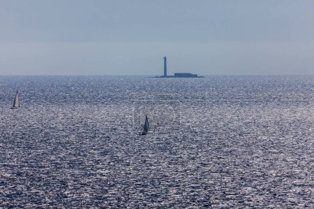 Téléchargez les photos : Phare unique sur la mer Méditerranée - en image libre de droit