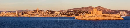 Téléchargez les photos : Panorama de Marseille depuis l'archipel de Frioul - en image libre de droit