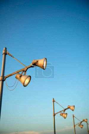 Téléchargez les photos : Éclairage public sur ciel bleu - en image libre de droit