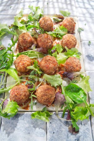 Téléchargez les photos : Boulettes de viande avec salade sur la table - en image libre de droit