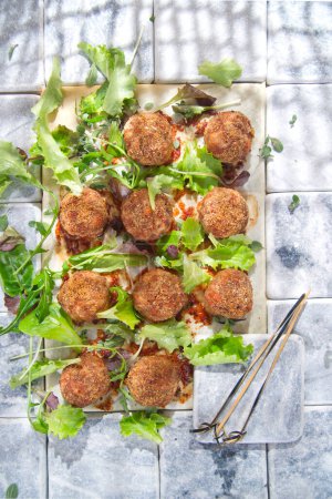 Téléchargez les photos : Boulettes de viande avec salade sur la table - en image libre de droit