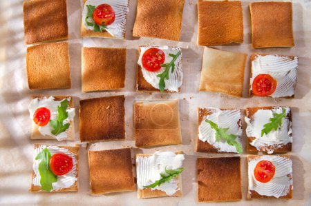 Téléchargez les photos : Tartina tricolore, tranches de pain au fromage crémeux et tomates - en image libre de droit