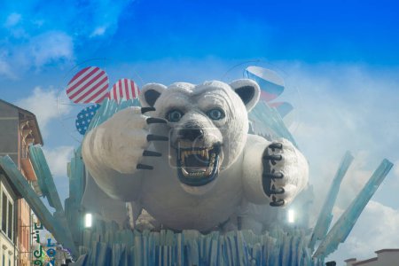Téléchargez les photos : Le carnaval de Viareggio, l'ours blanc - en image libre de droit