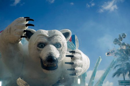 Téléchargez les photos : Le carnaval de Viareggio, l'ours blanc - en image libre de droit