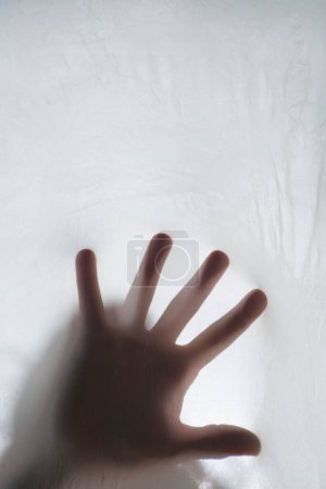 Téléchargez les photos : Concept de violence contre la femme, main féminine sur verre - en image libre de droit