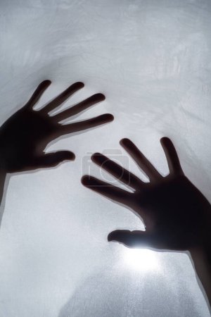 Téléchargez les photos : Violence contre la femme concept, mains féminines sur le verre - en image libre de droit