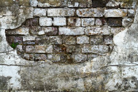 Téléchargez les photos : Mur de briques fortement altéré et texturé sous plâtre cassé - en image libre de droit