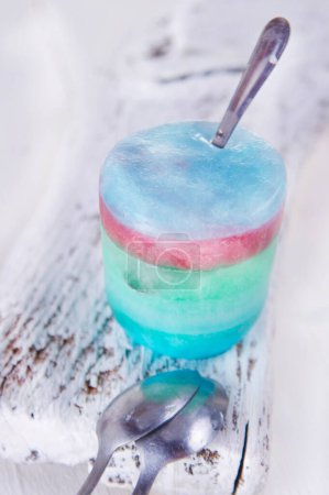 Foto de Cubo de hielo vista de fondo de color - Imagen libre de derechos