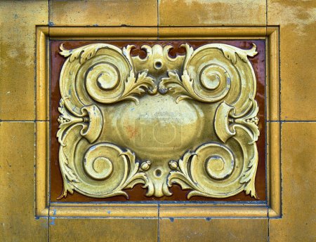 Foto de "Detalle de azulejos de cerámica elaborados y decorativos en oro amarillo y marrón cálido" - Imagen libre de derechos
