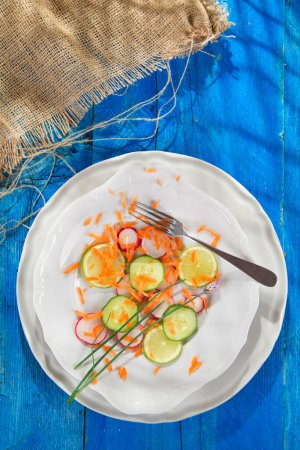 Téléchargez les photos : Salade de radis et concombre - en image libre de droit
