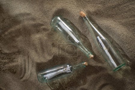 Téléchargez les photos : "Message dans une bouteille à la plage
" - en image libre de droit