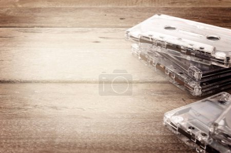 Téléchargez les photos : Cassette sur table en bois - en image libre de droit