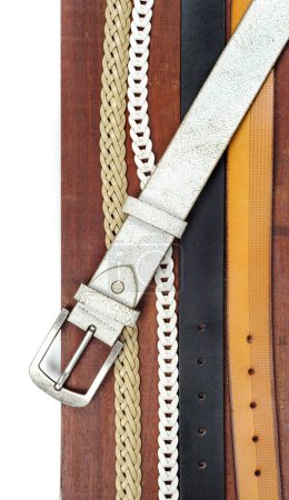 Foto de Vista superior de cinturones con estilo en la superficie de madera - Imagen libre de derechos