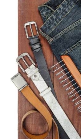 Foto de Vista superior de cinturones con estilo en la superficie de madera - Imagen libre de derechos
