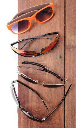 Foto de Vista superior de gafas de sol elegantes en la superficie de madera - Imagen libre de derechos