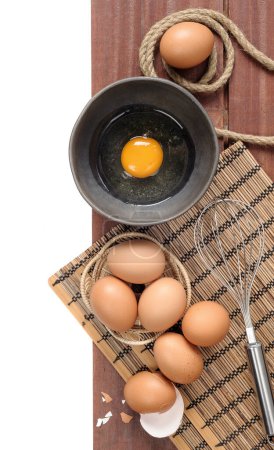 Foto de Vista superior de la cocina Huevos en la superficie de madera - Imagen libre de derechos